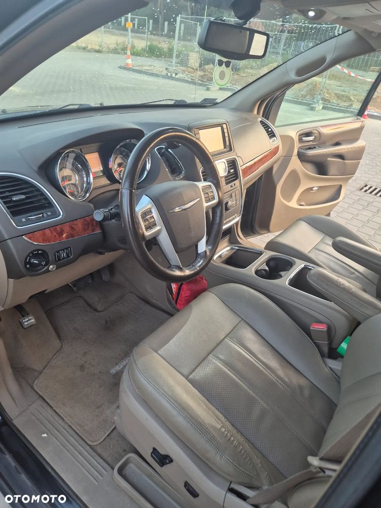 Chrysler Town & Country - 15