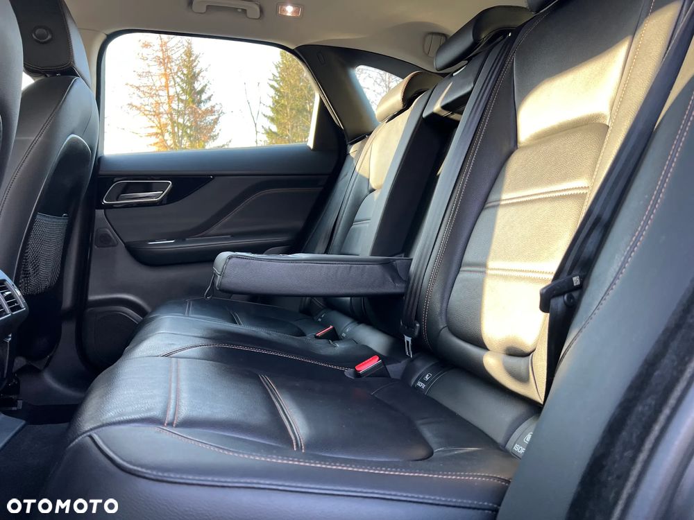 Jaguar F-Pace P250 AWD R-Dynamic SE - 11