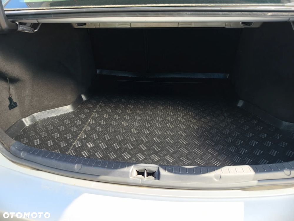 Toyota Avensis 1.8 Active MS - 32