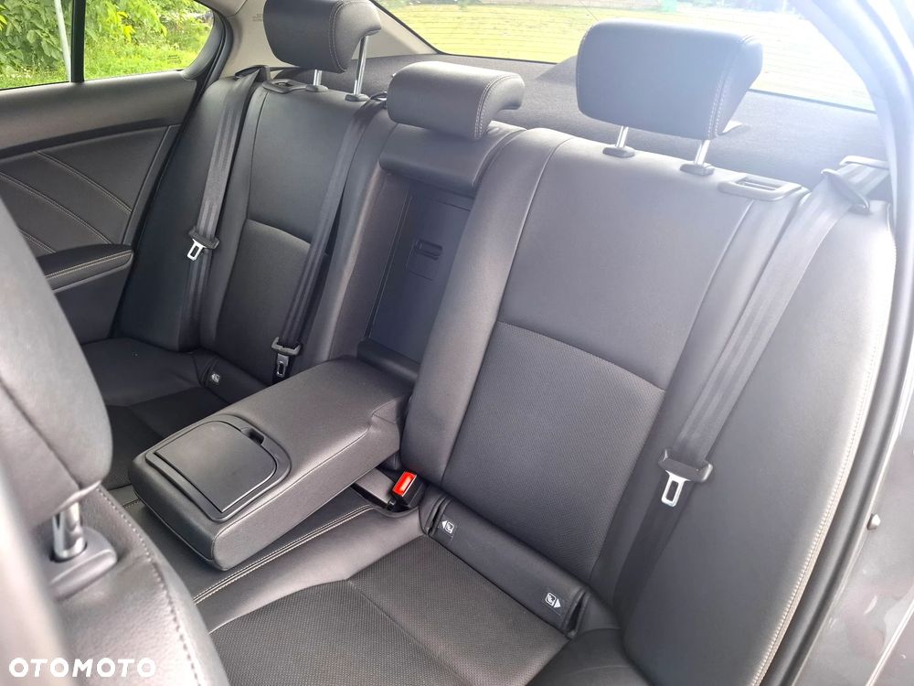 Toyota Avensis - 17