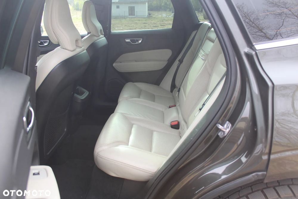 Volvo XC 60 B4 D AWD Geartronic Momentum Pro - 18