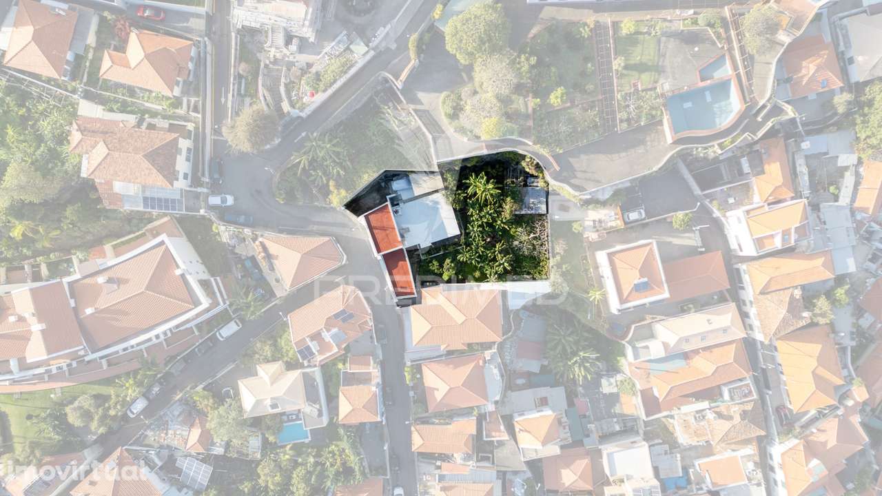 Moradia T3 Isolada com terreno no Funchal - Ilha da Madeira - Grande imagem: 2/32