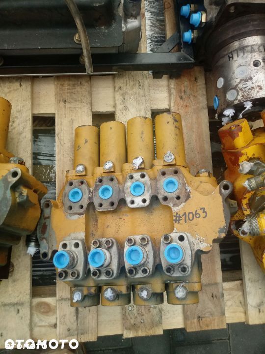 Rozdzielacz hydrauliczny Rexroth (4 Sekcje) - 1