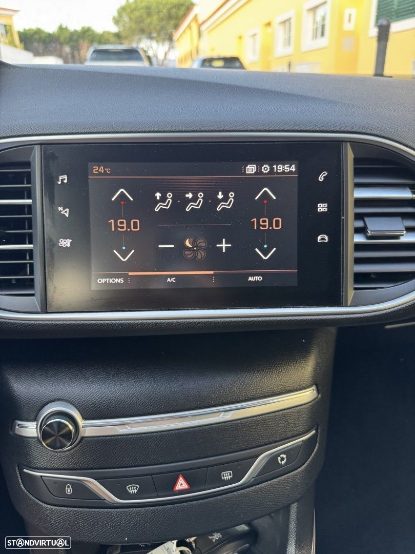 Peugeot 308 1.2 PureTech Allure EAT8 - 8