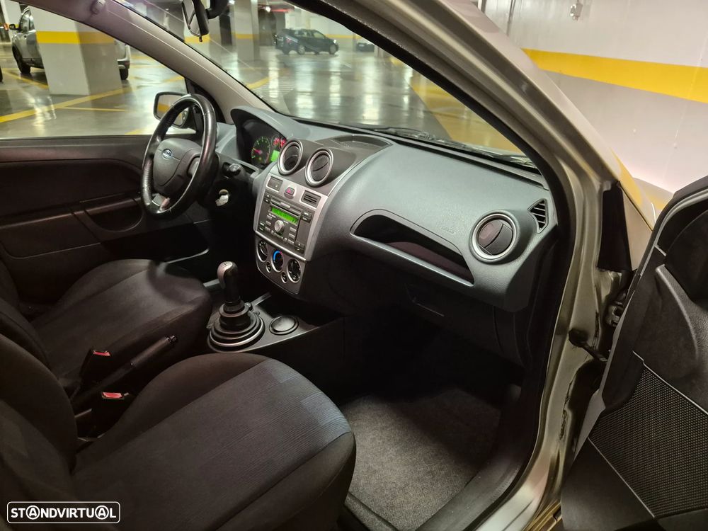Ford Fiesta 1.25 Trend - 33