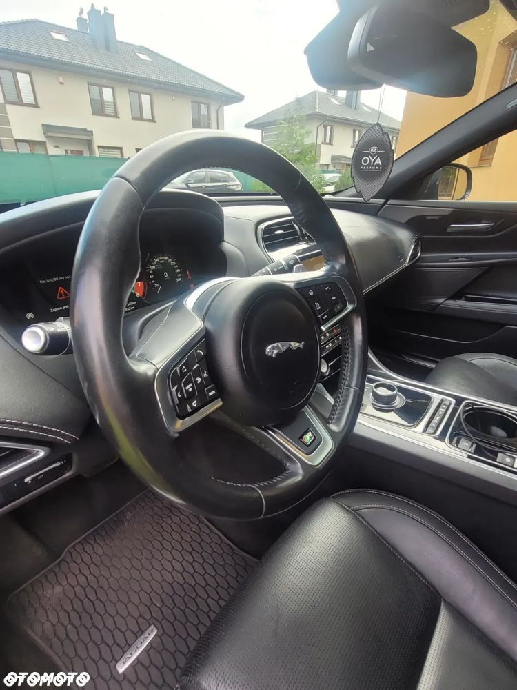 Jaguar XE 2.0 T R-Sport - 21