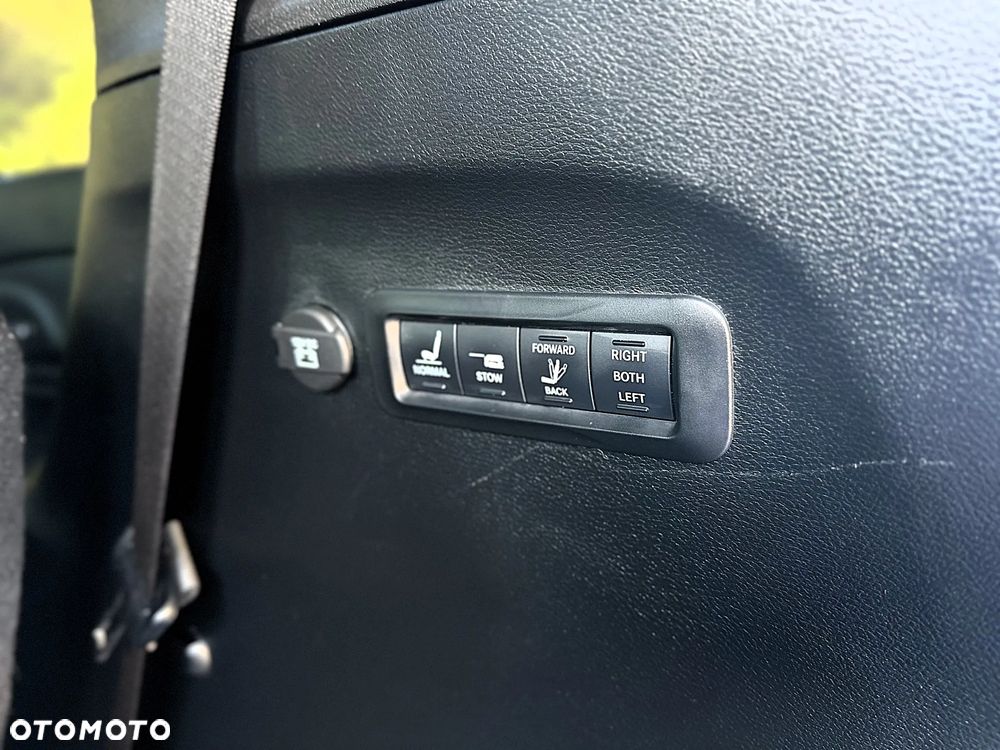 Chrysler Pacifica - 32