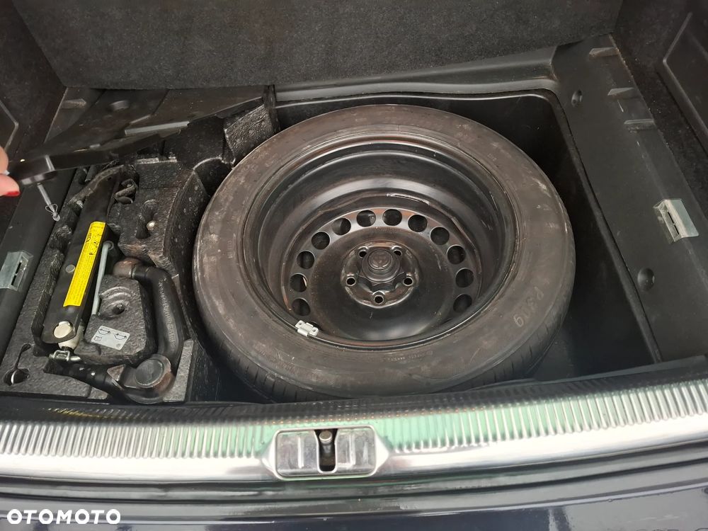 Volkswagen Passat Variant 2.0 TDI Individual - 16