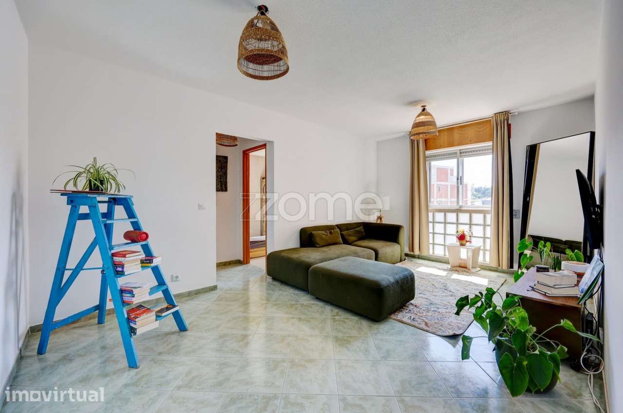 Apartamento T2 em Santo António dos Cavaleiros - Grande imagem: 3/23