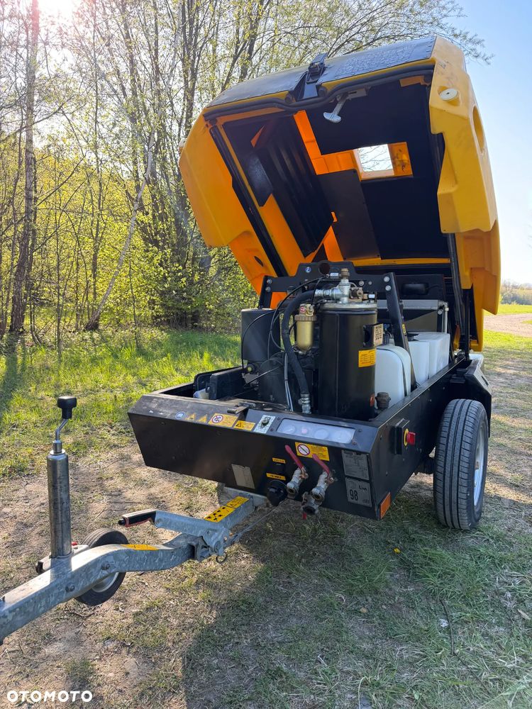 Kubota Kaeser M52 Kompresor Śrubowy Sprężarka 5,7m3. Przyczepka jezdna do rejestracji jako pojazd. 2018 rok. Regulacja ciśnienia bar od 3-8. Silnik Kubota 4cylindry. 50km. Potężna moc. Sprowadzony z Norwegii. Maszyna jak Nowa z Salonu! 1340 mtg. Okazja. Zadbana Maszyna. Dokumenty do rejestracji, książka KAESER - 6