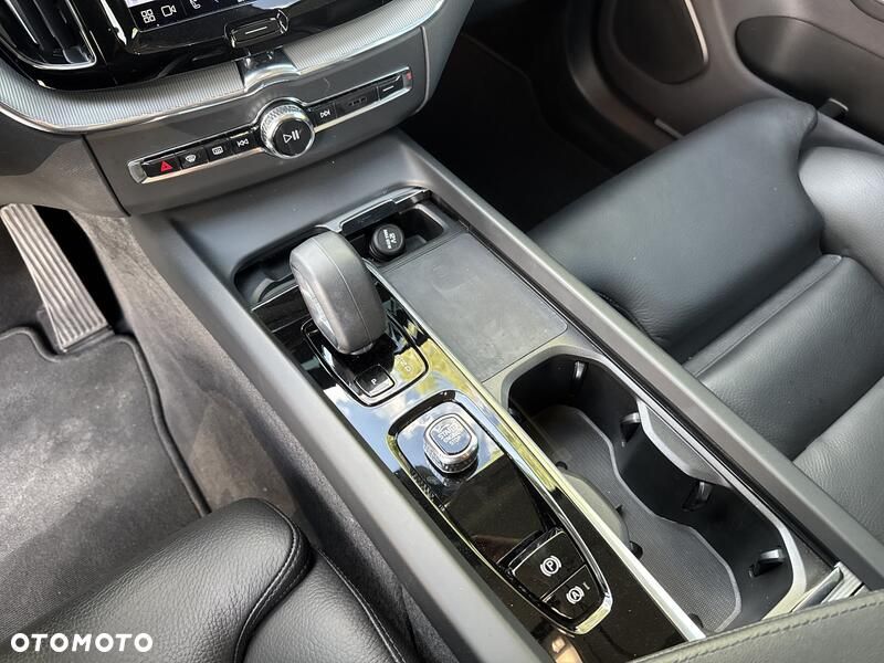 Volvo XC 60 B4 B Plus Dark - 15