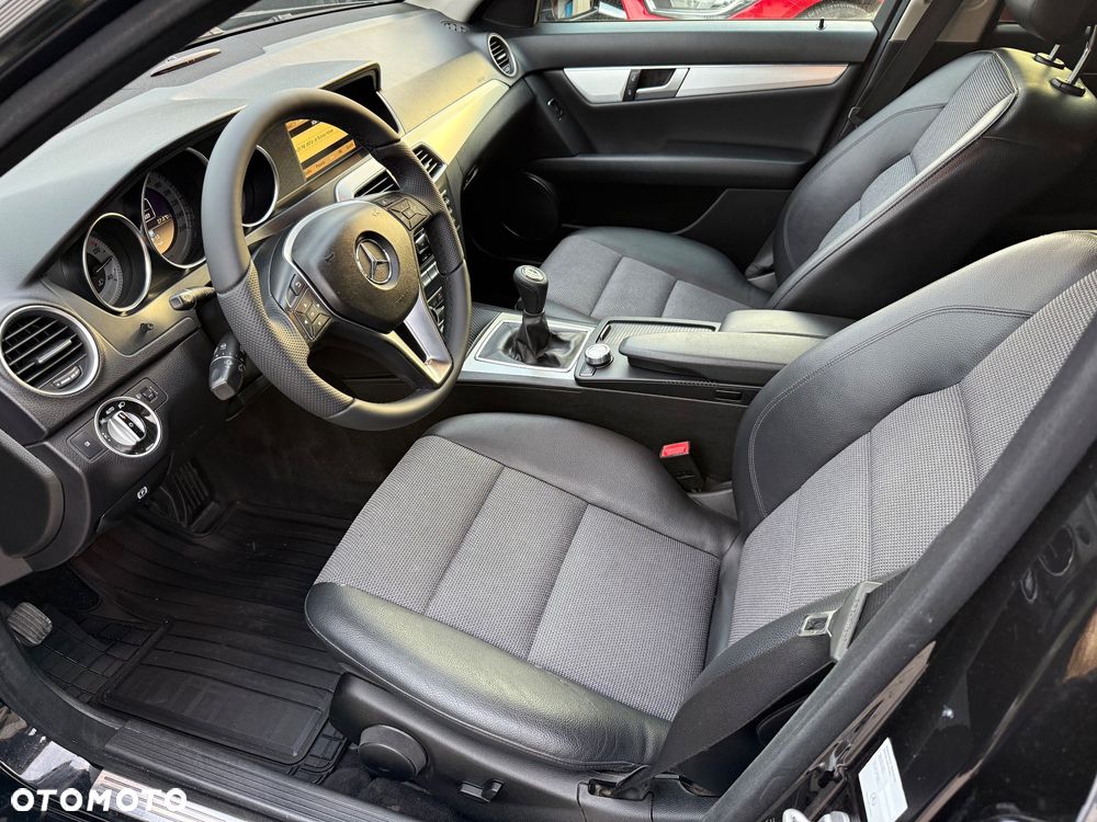 Mercedes-Benz Klasa C 180 CGI BlueEFFICIENCY Avantgarde - 21
