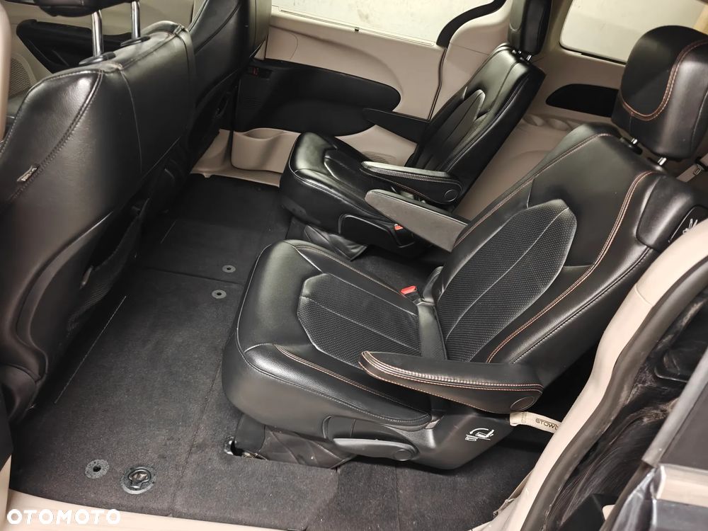 Chrysler Pacifica - 11