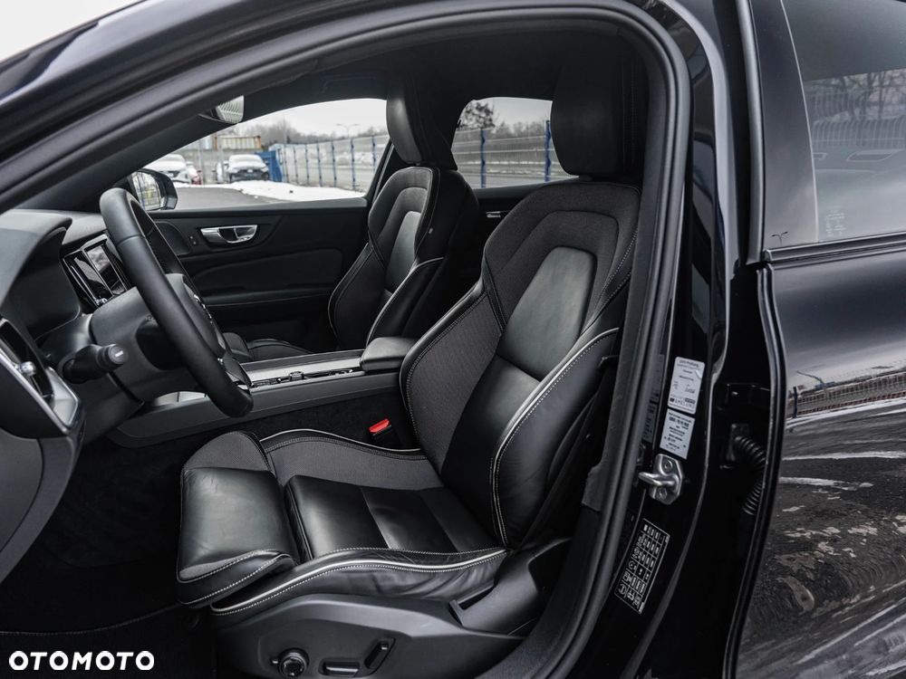 Volvo S60 B4 B DKG Plus Dark - 24