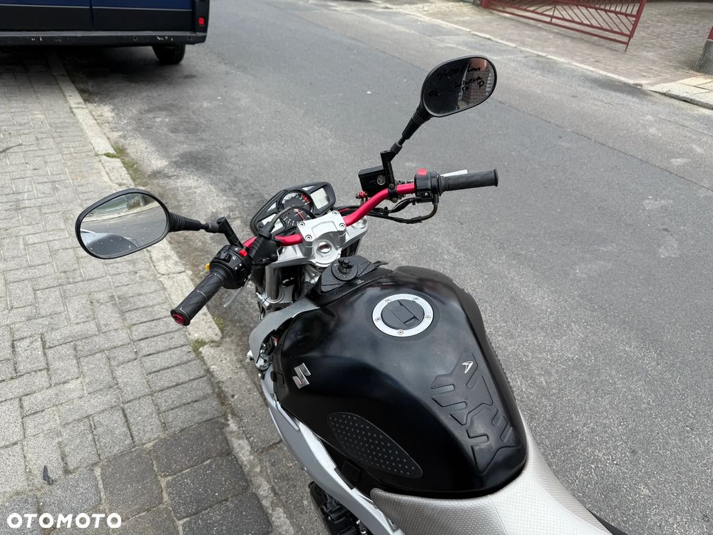 Suzuki GSR - 9