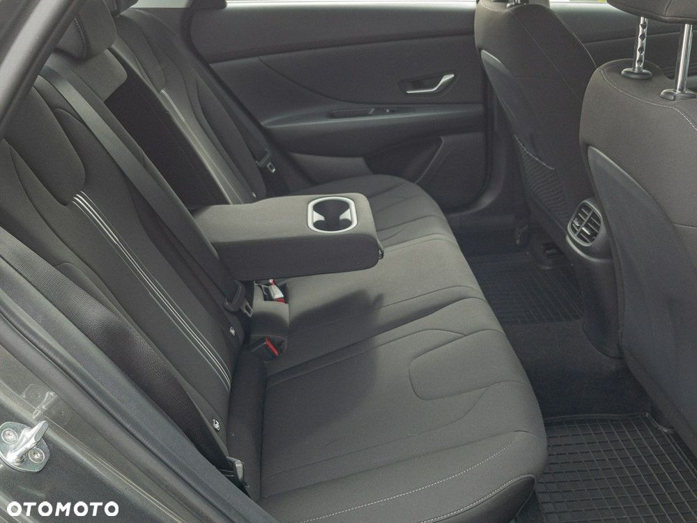 Hyundai Elantra - 24