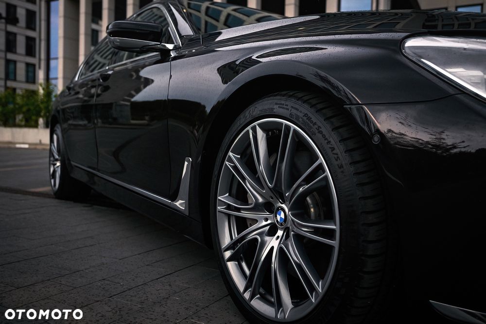 BMW Seria 7 750i - 8