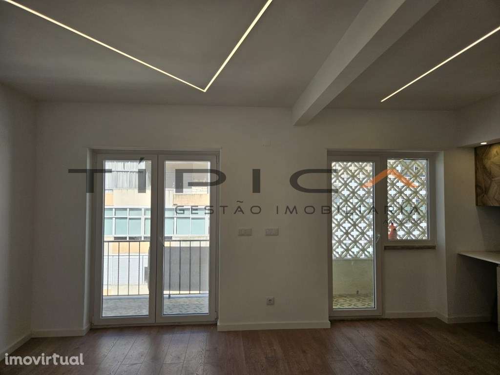 Amadora-Venteira T2+1 totalmente remodelado, atualmente ainda em fa... - Grande imagem: 3/14