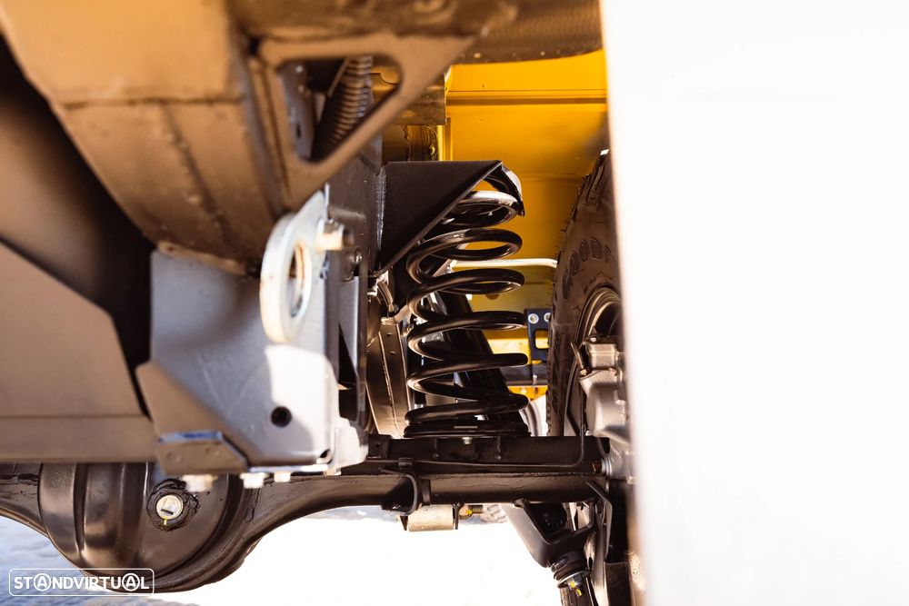 Land Rover Defender 90 SW 2.4 CRD S - 11