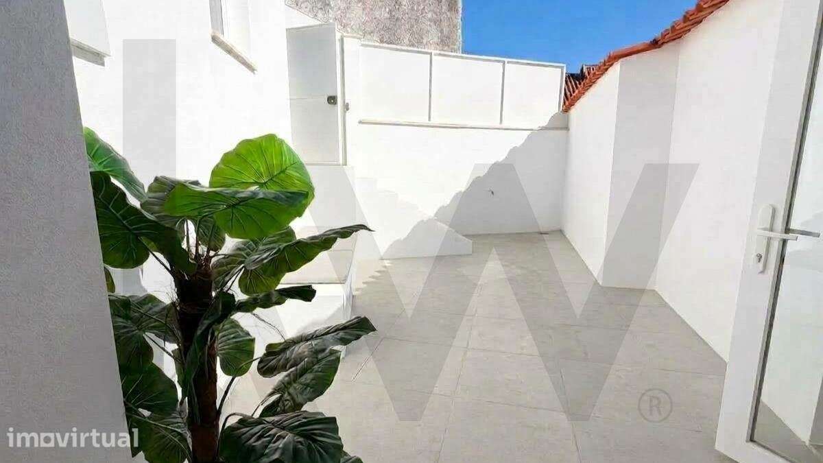 Moradia T1 Renovada em Caxias | Jardim Privado com Vista Mar - Grande imagem: 3/30