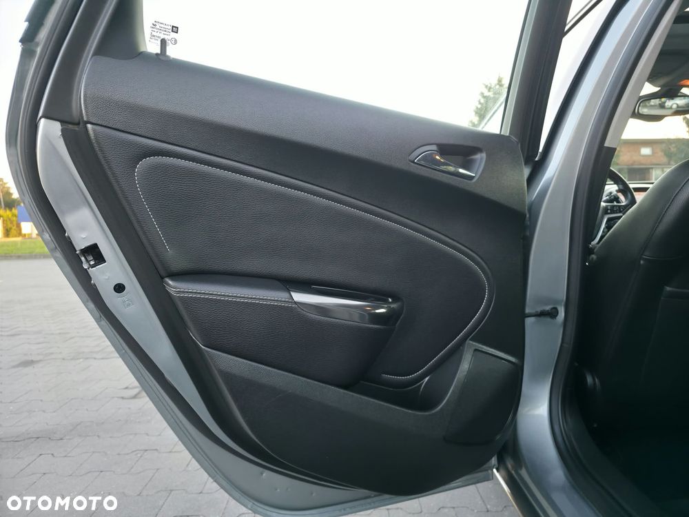 Opel Astra 1.6 Turbo Cosmo - 18