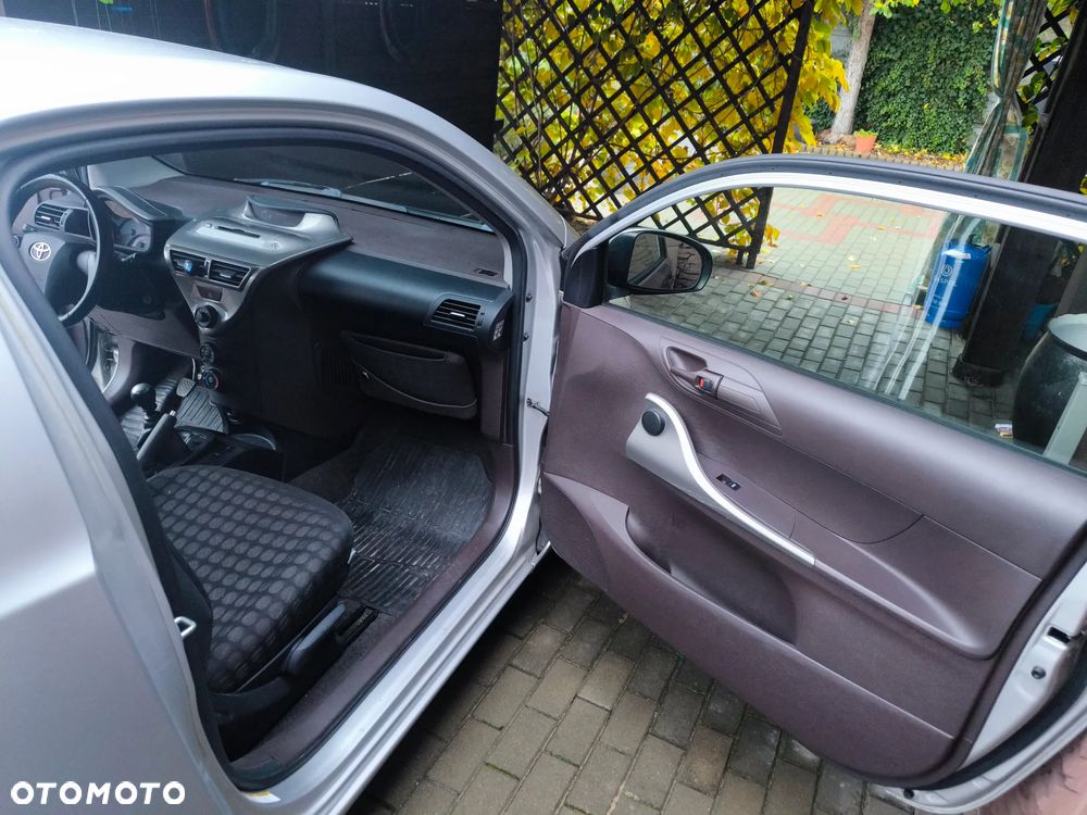 Toyota iQ - 8