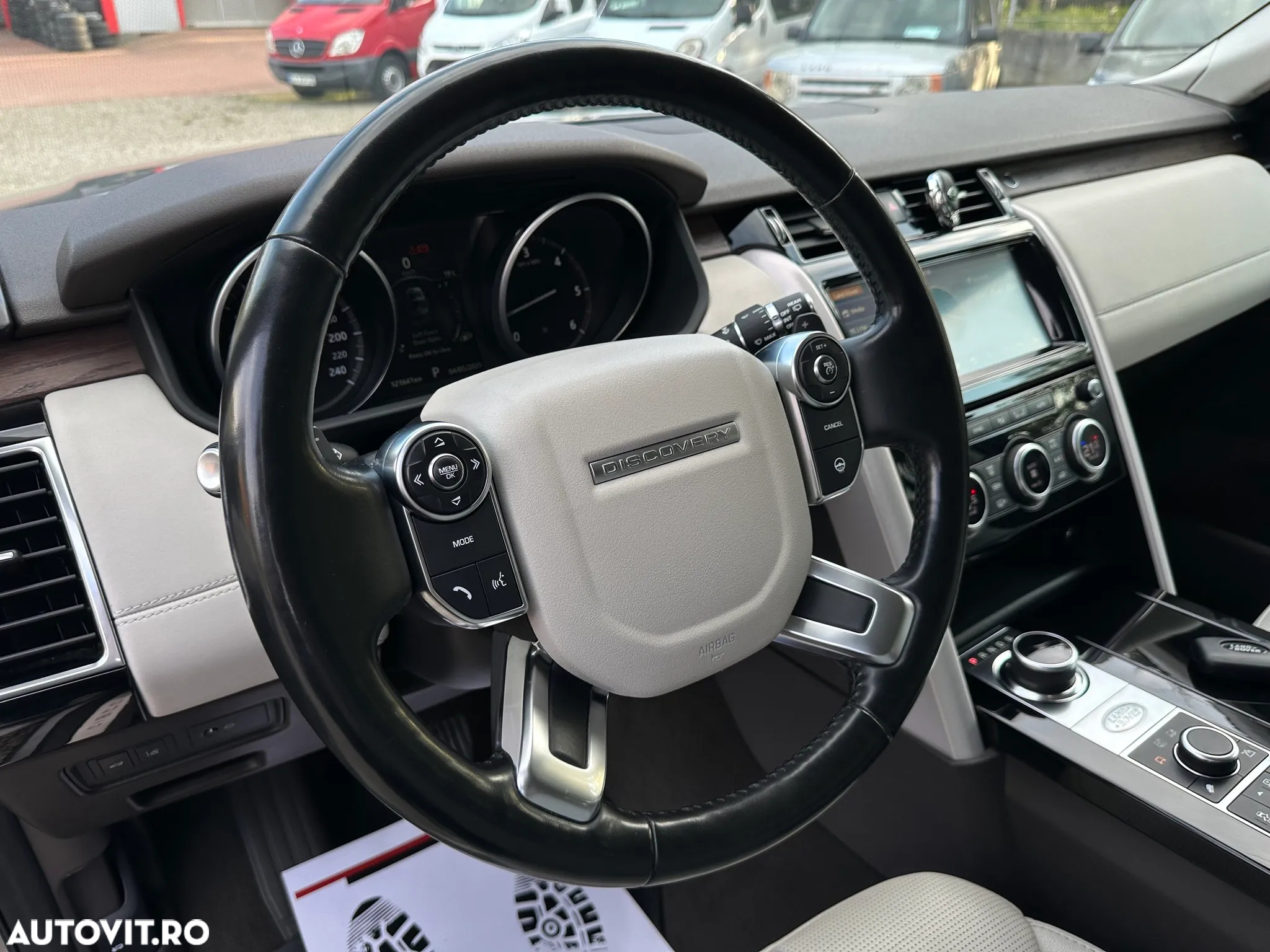 Land Rover Discovery 3.0 L TD6 HSE Luxury - 28
