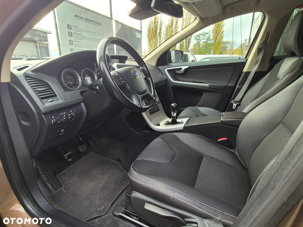 Volvo XC 60 2.4D AWD Momentum - 28