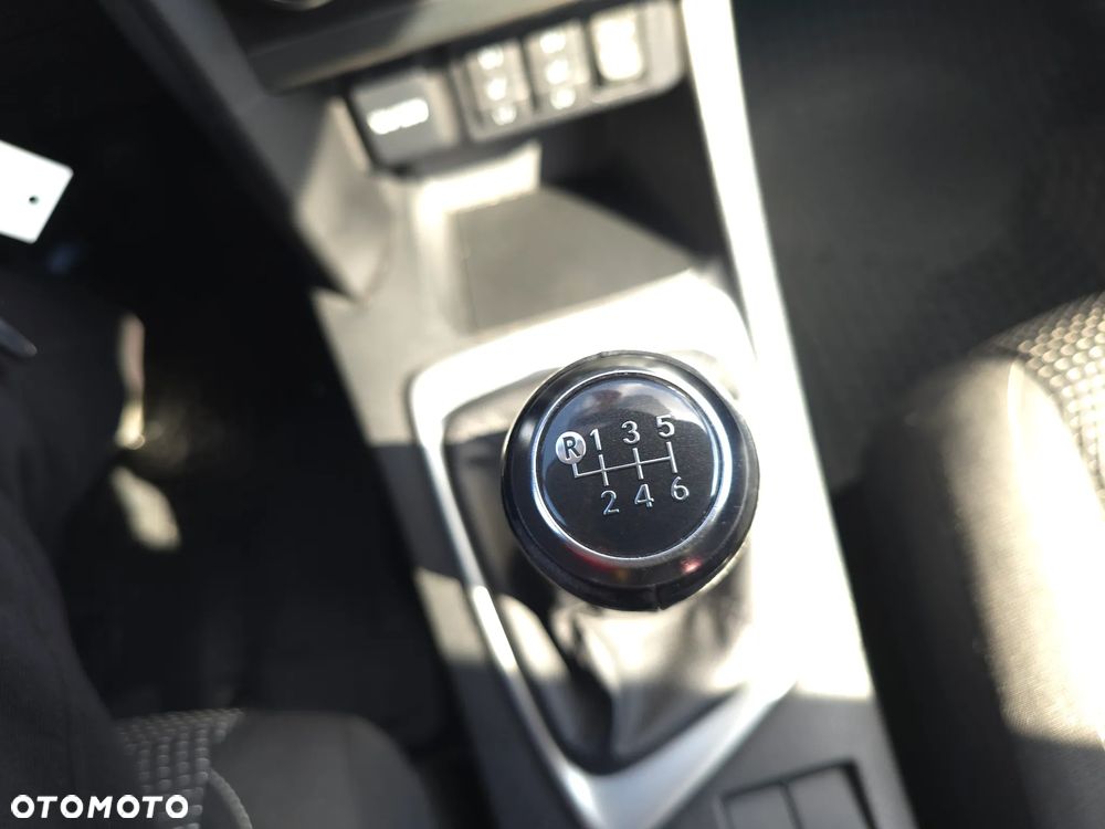 Toyota Auris 1.6 Premium + - 25