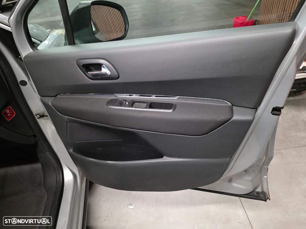 Peugeot 3008 1.6 e-HDi Sport CMP6 - 27