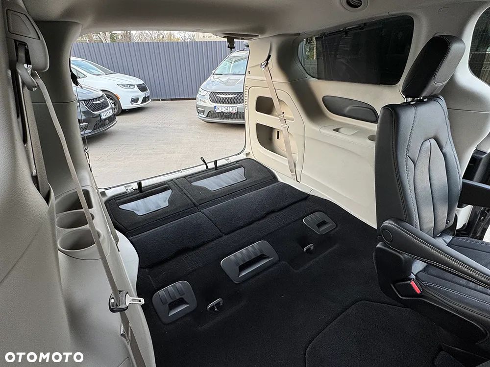 Chrysler Pacifica - 16