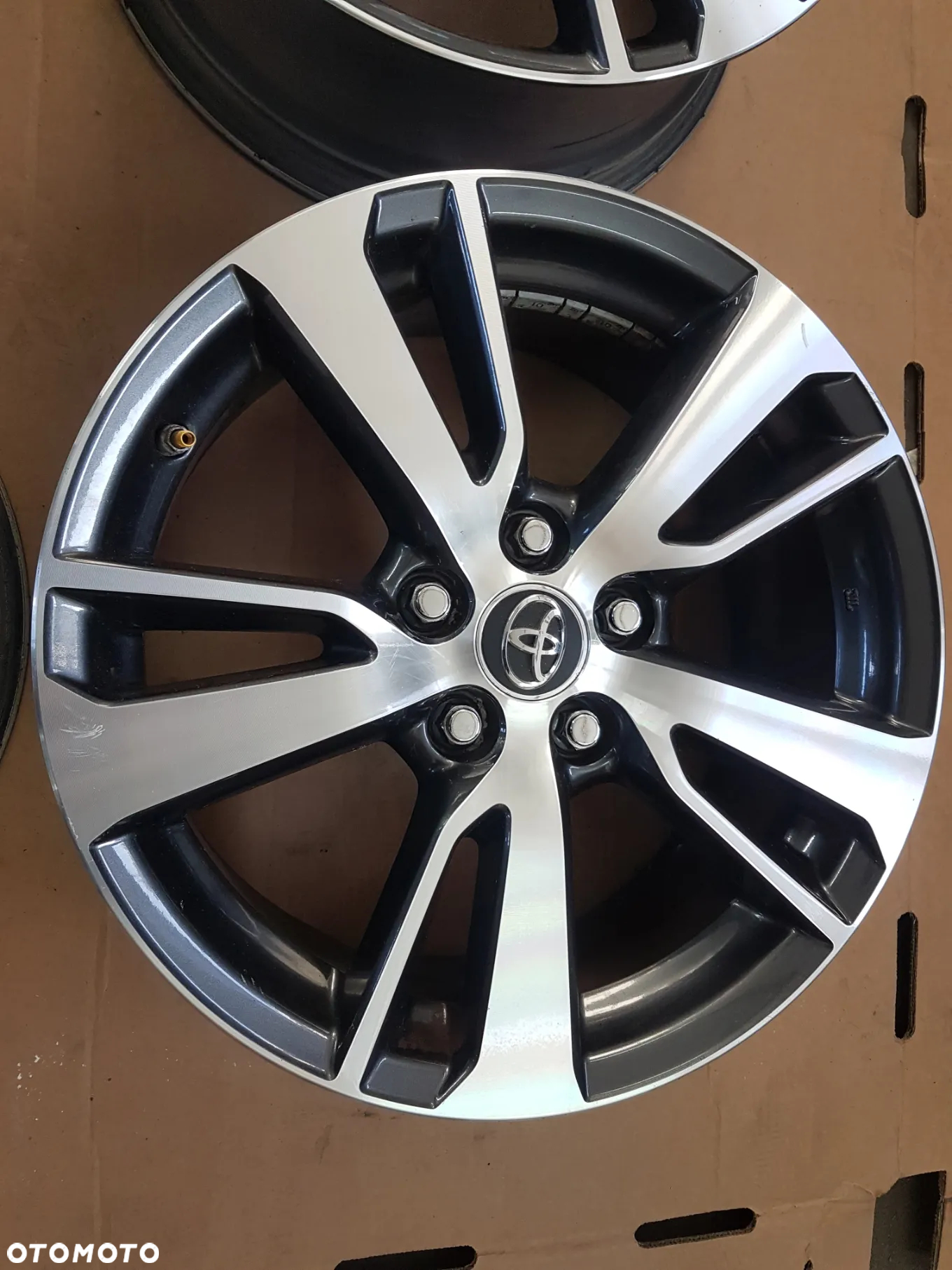 TOYOTA RAV4 IV ŁADNE FELGI ALUMINIOWE 17 ZE ŚRUBAMI I CZUJNIKAMI - 8