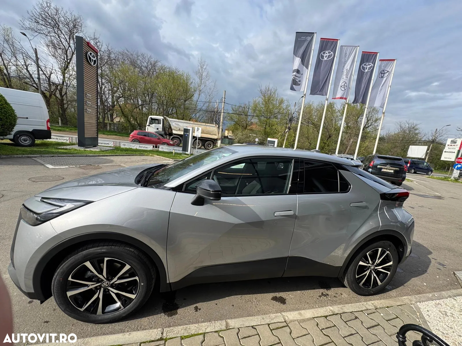 Toyota C-HR 2.0 HEV 197 CP 4x2 CVT Dynamic - 12