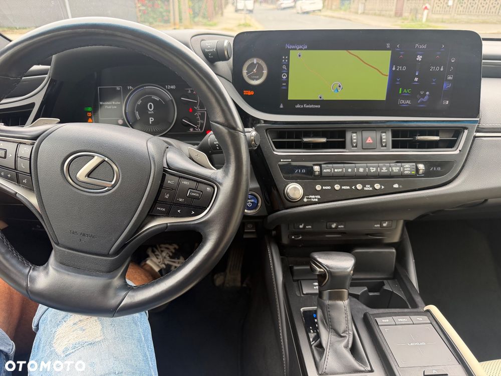 Lexus ES 300h Business Edition + - 18