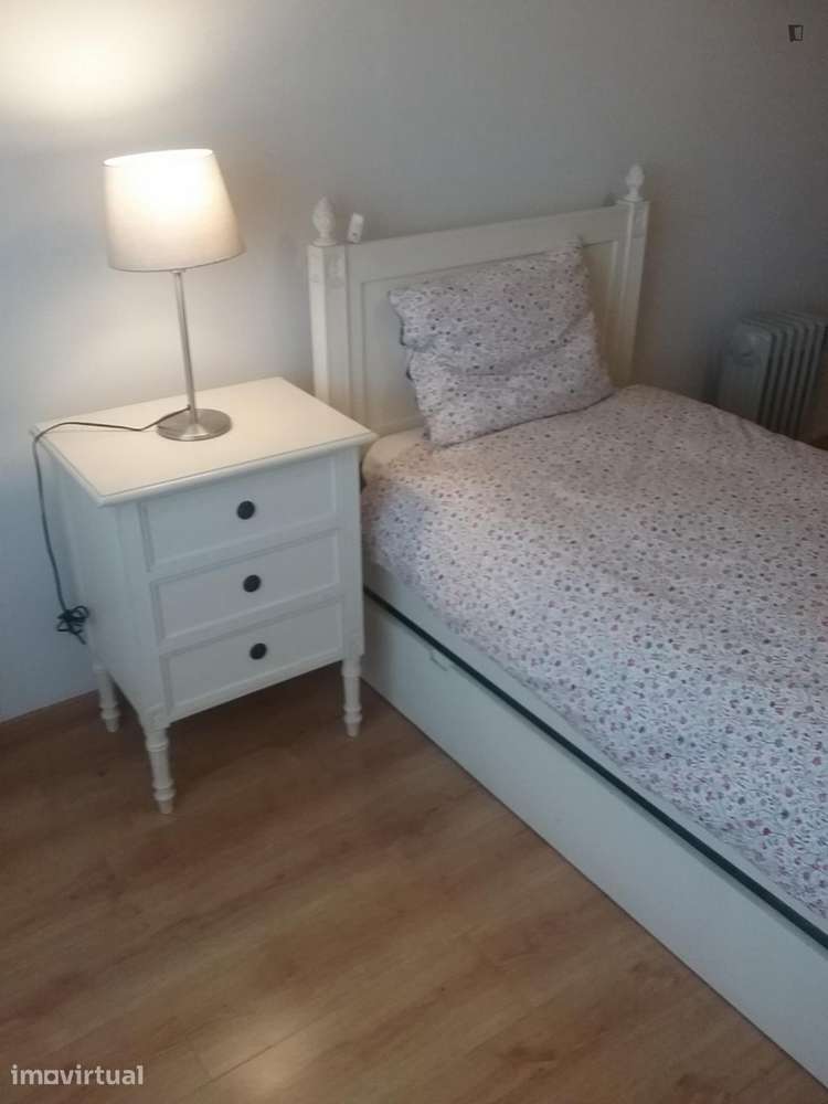Quarto - localizado em Benfica Lisbon - Grande imagem: 2/22