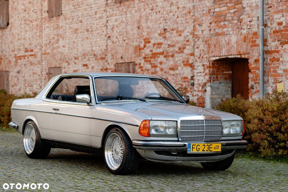 Mercedes-Benz W123 - 20