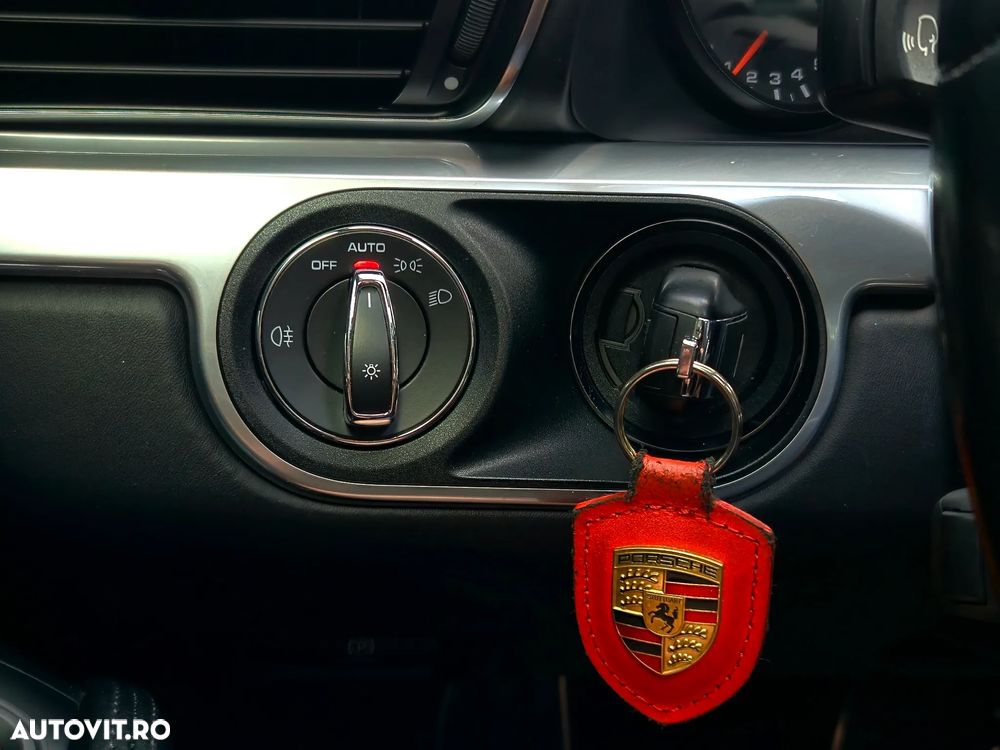 Porsche 911 Carrera 4 PDK - 25