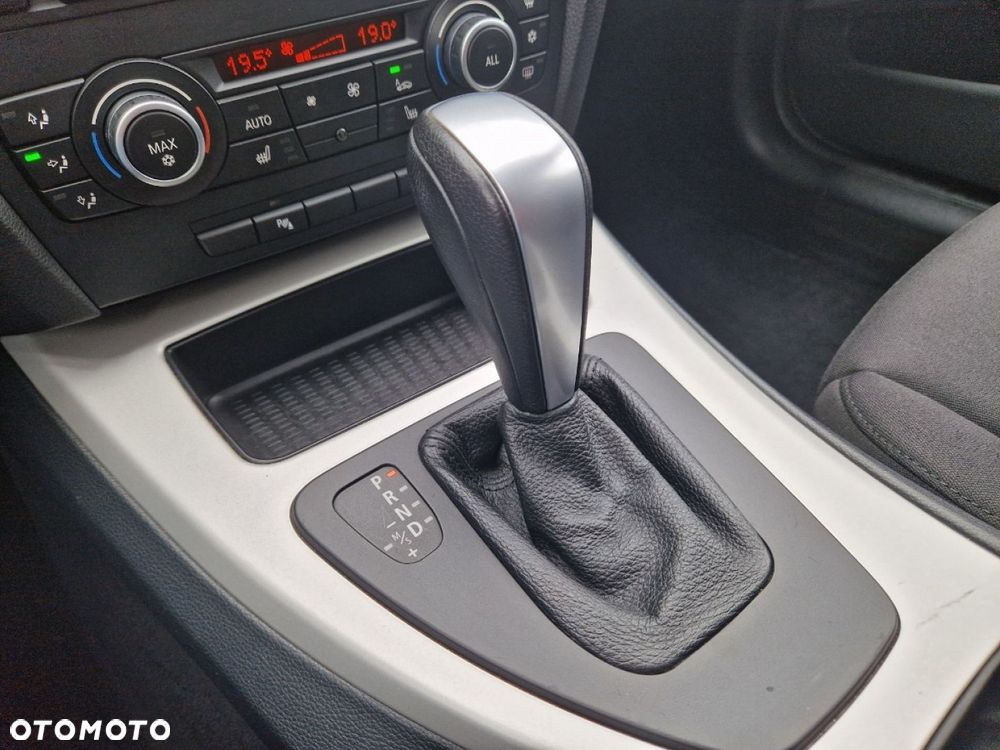 BMW Seria 3 318d Touring - 13