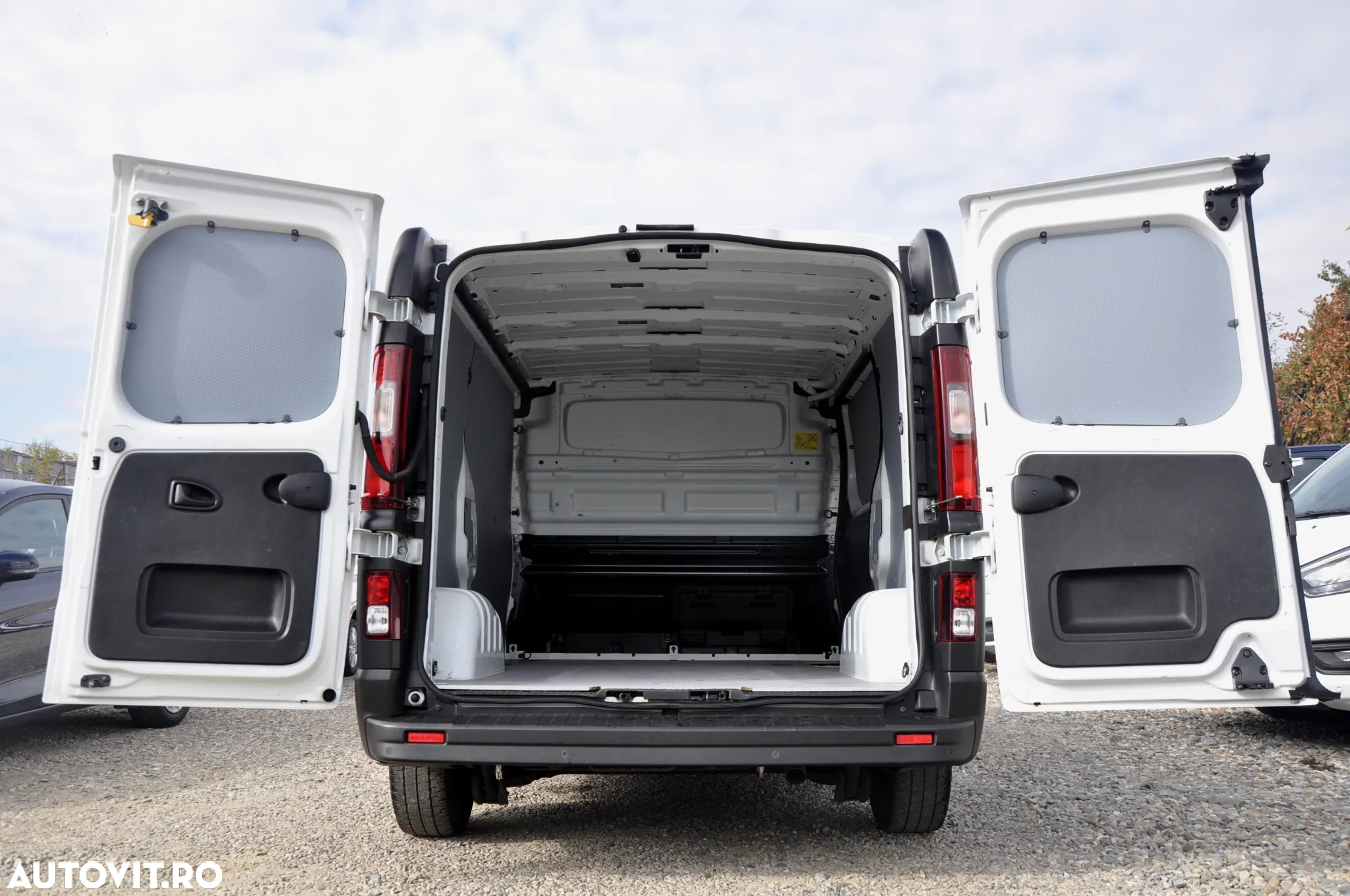 Renault Trafic Van - 8
