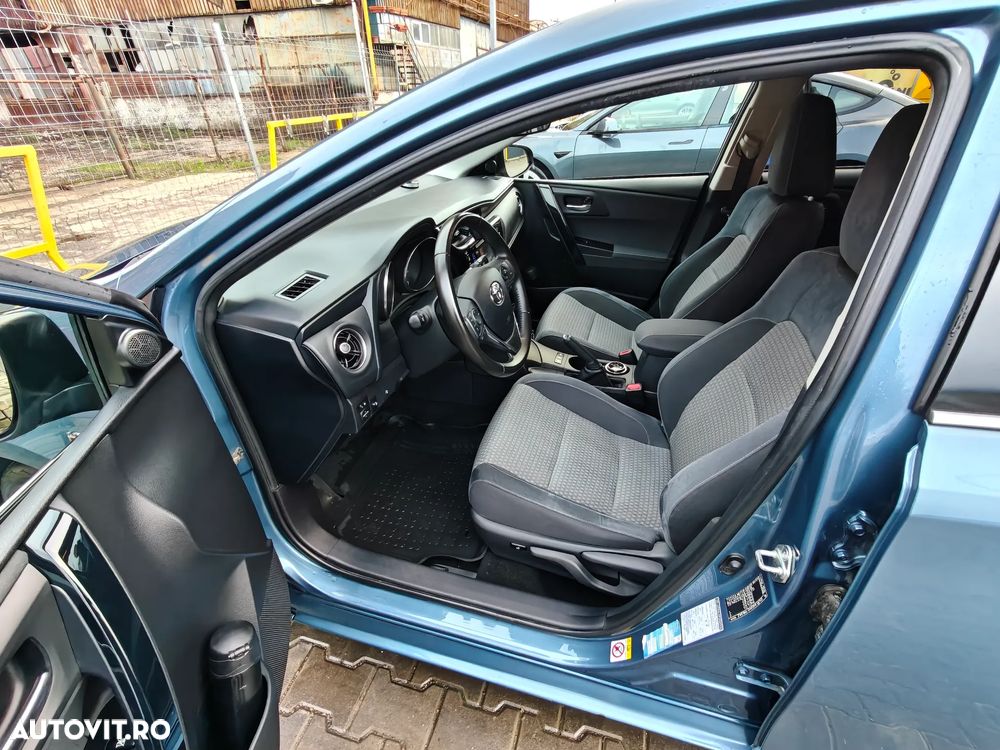 Toyota Auris 1.8 L VVT-i HSD Sol - 6
