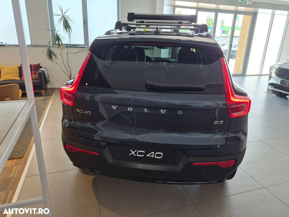Volvo XC 40 B3 AT FWD MHEV Plus Dark - 11