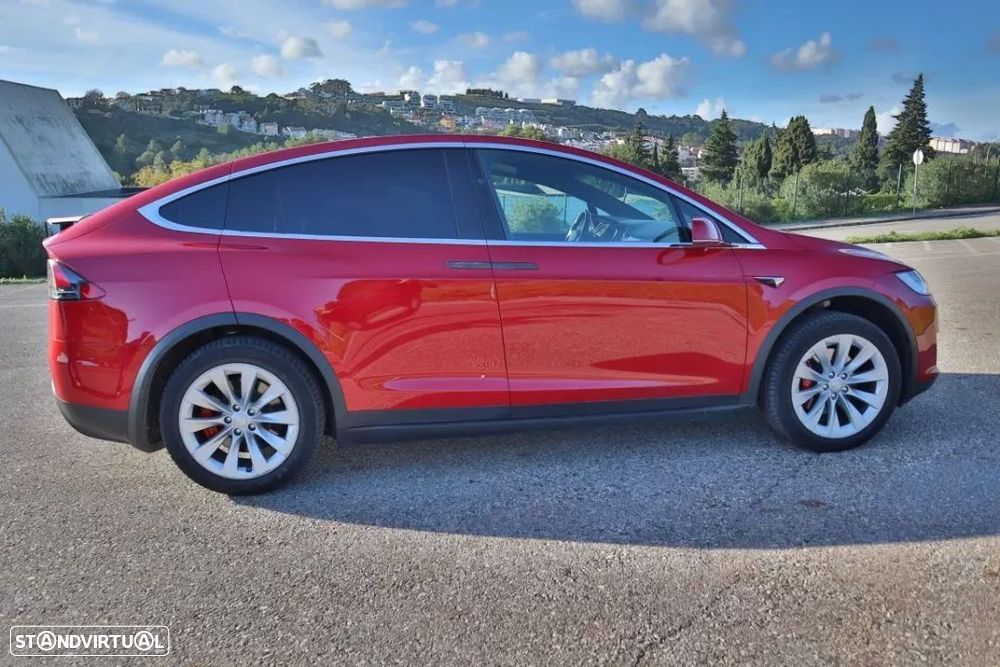 Tesla Model X - 7