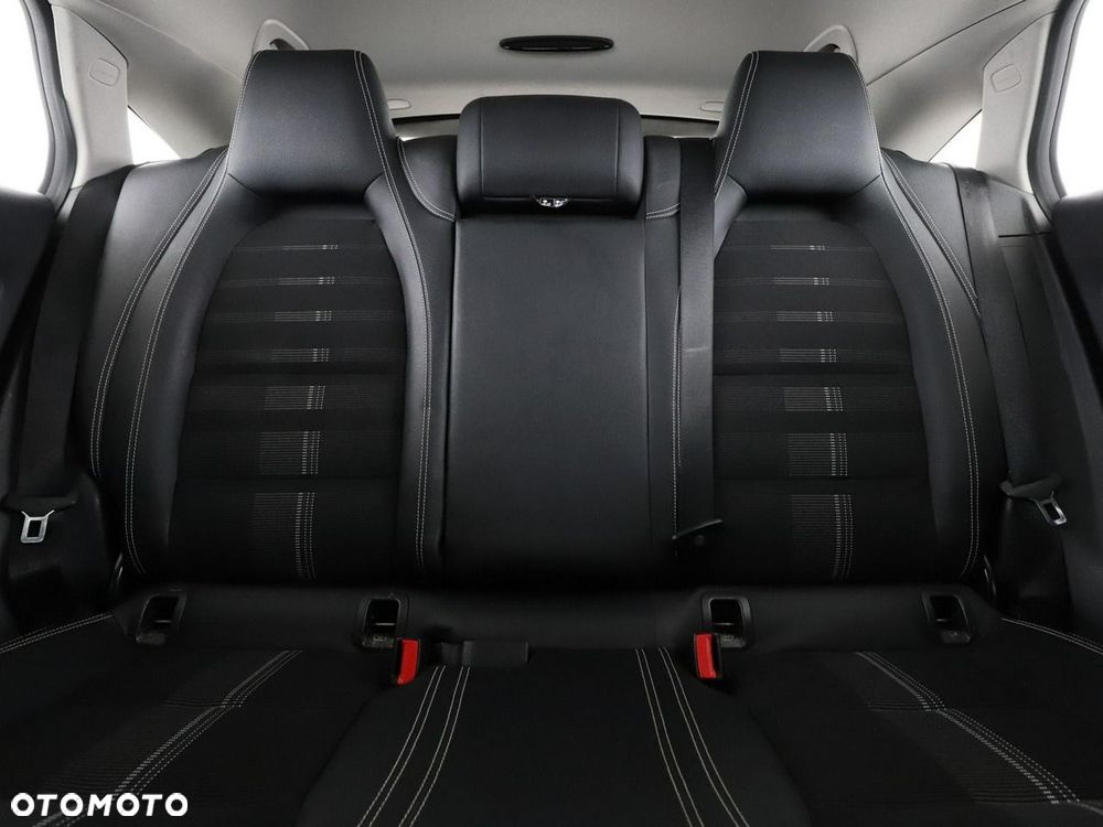 Mercedes-Benz CLA 180 Urban - 19