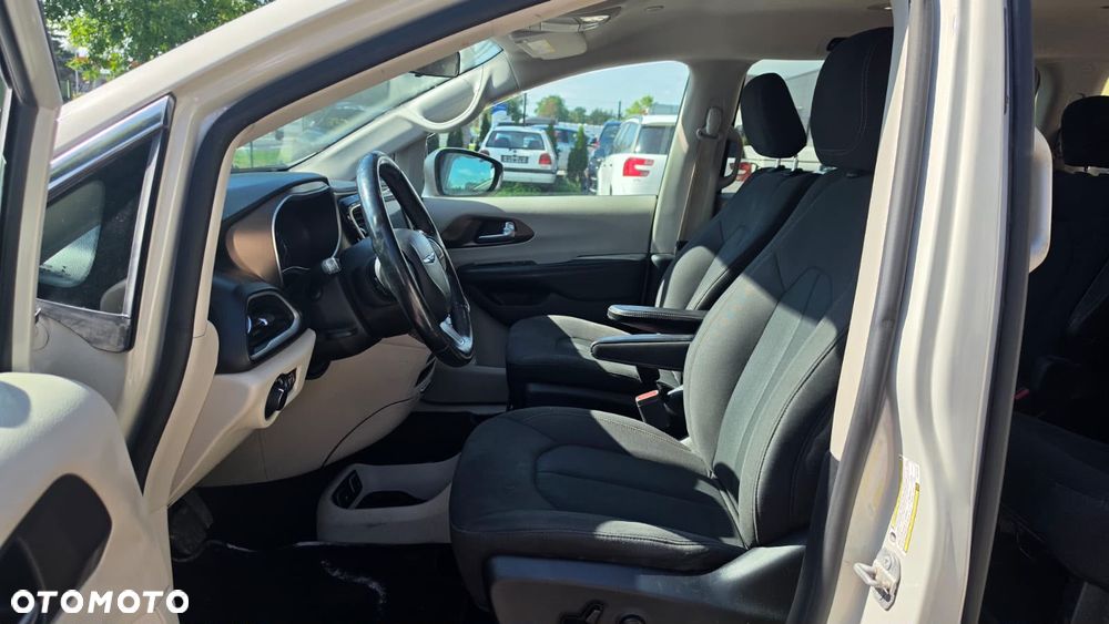 Chrysler Pacifica - 11