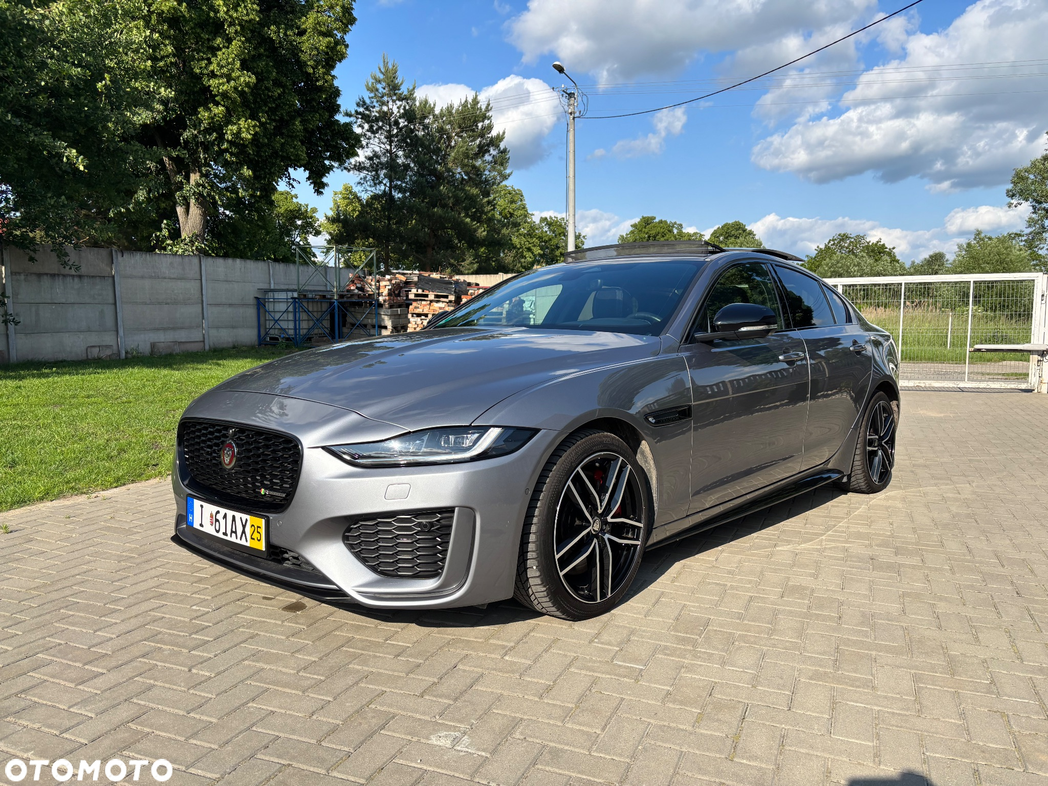Jaguar XE 2.0 P250 R-Dynamic Black - 2