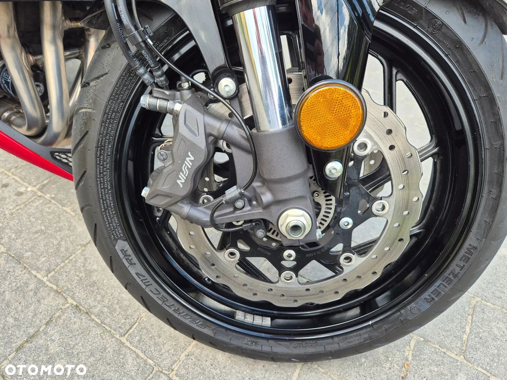 Suzuki GSX - 12