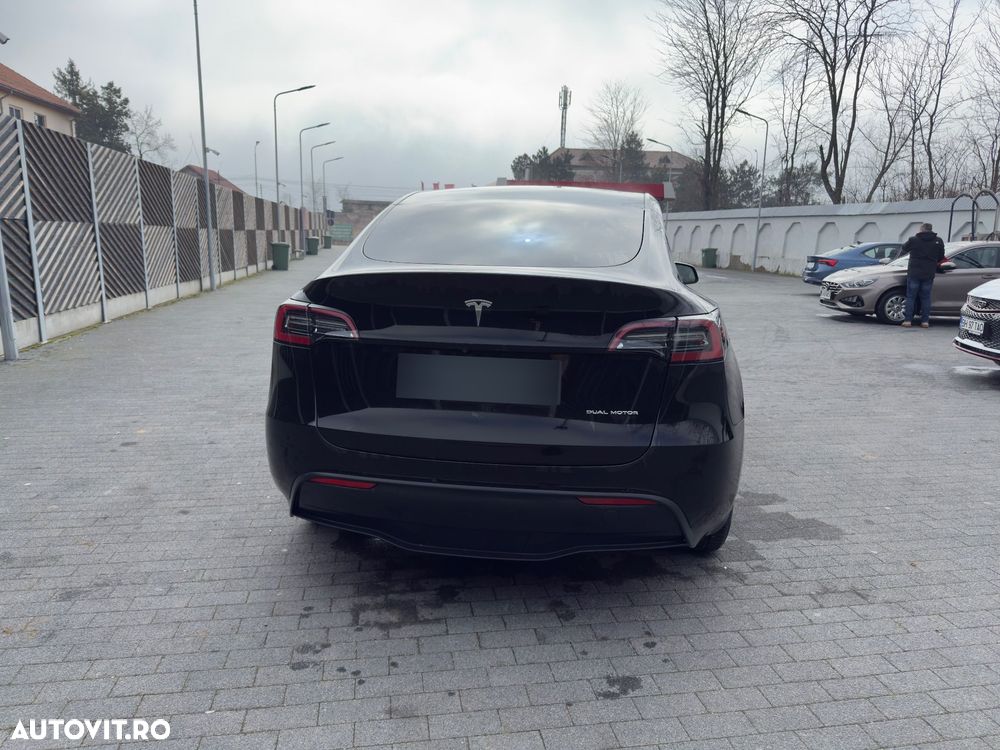 Tesla Model Y Long Range AWD - 11