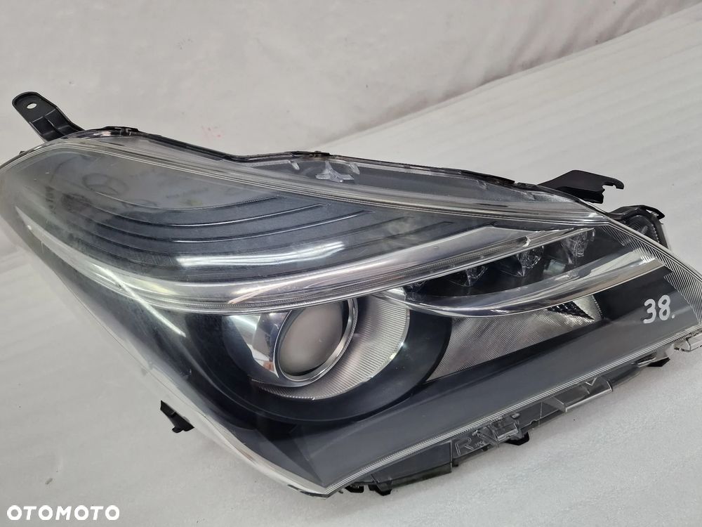 TOYOTA YARIS III 3 LIFT HYBRYDA HYBRID 14- PRAWA LAMPA PRZEDNIA PRZÓD SOCZEWKA + LED , NR KOITO 0D-162 , NR AUKCJI LPP38 - 7