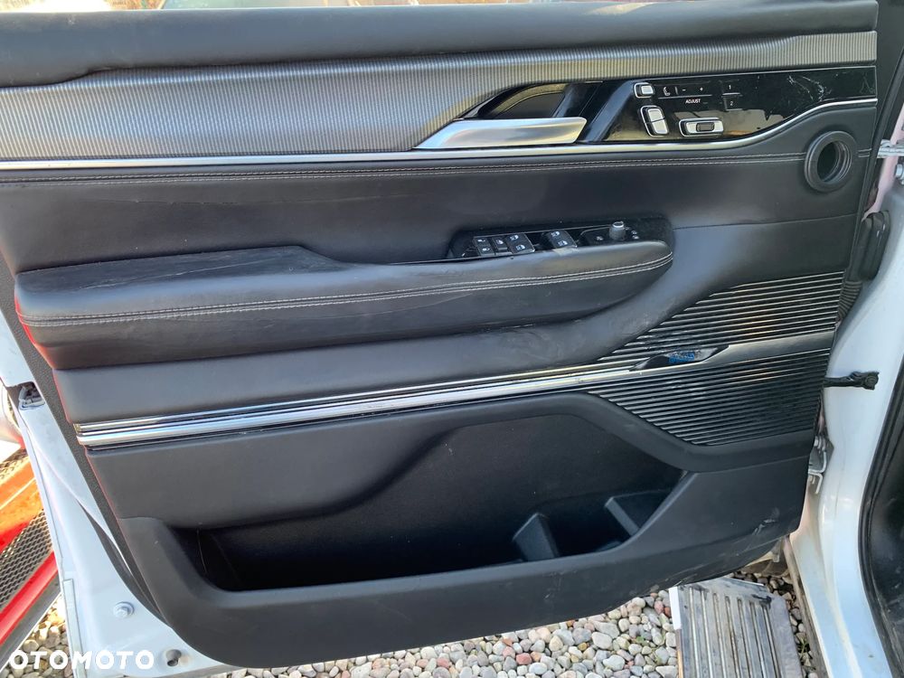 Jeep Grand Wagoneer - 8