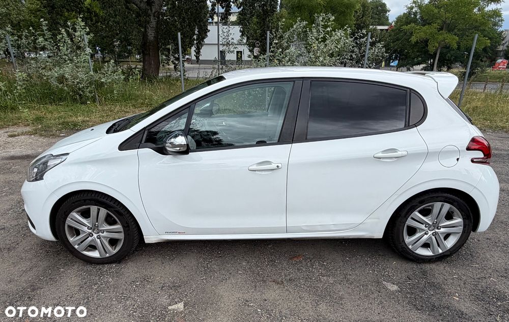 Peugeot 208 - 8